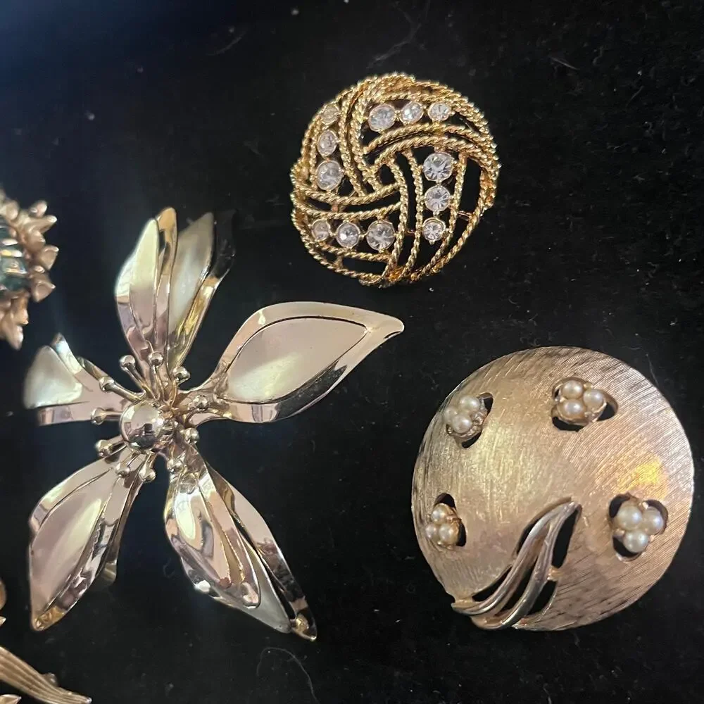 Vintage unsigned, large gold tone, brooch lot of six